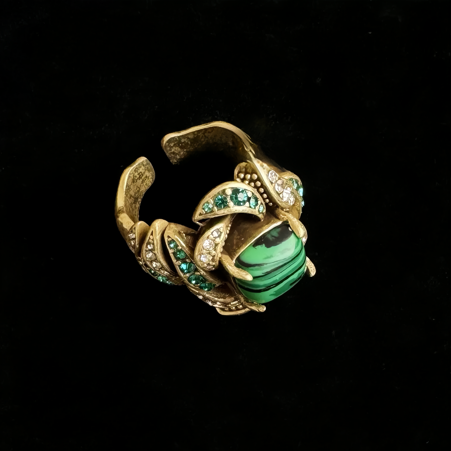 ➡️V Ring 03