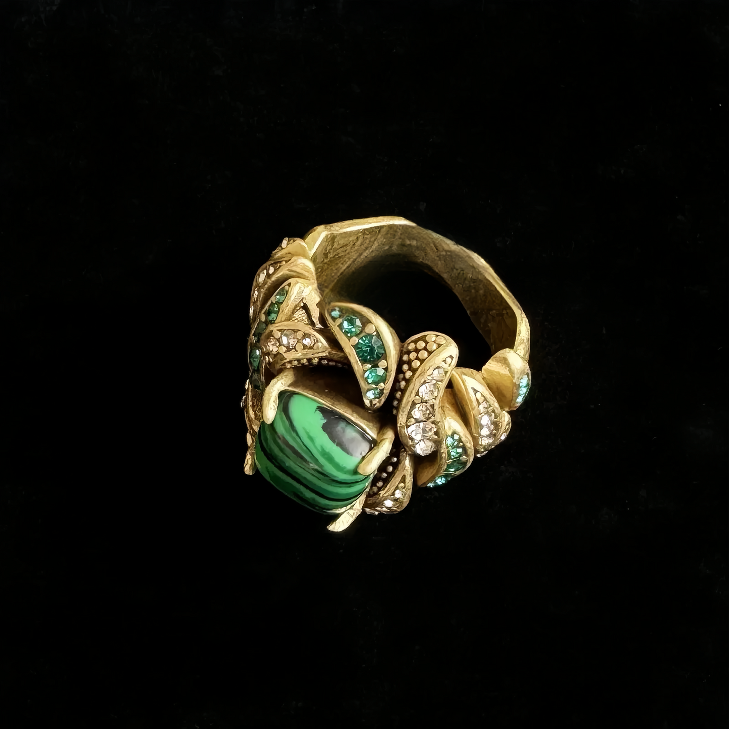 ➡️V Ring 03