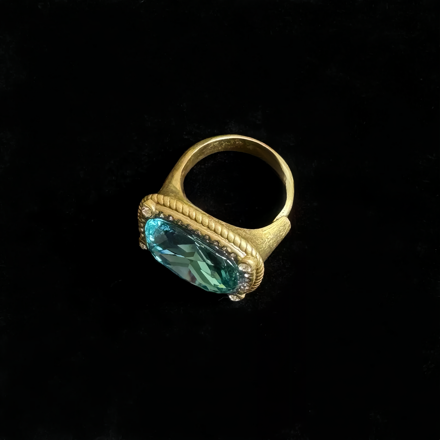 ➡️V Ring 05