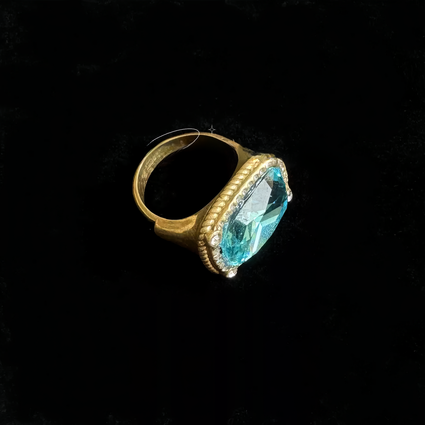 ➡️V Ring 05
