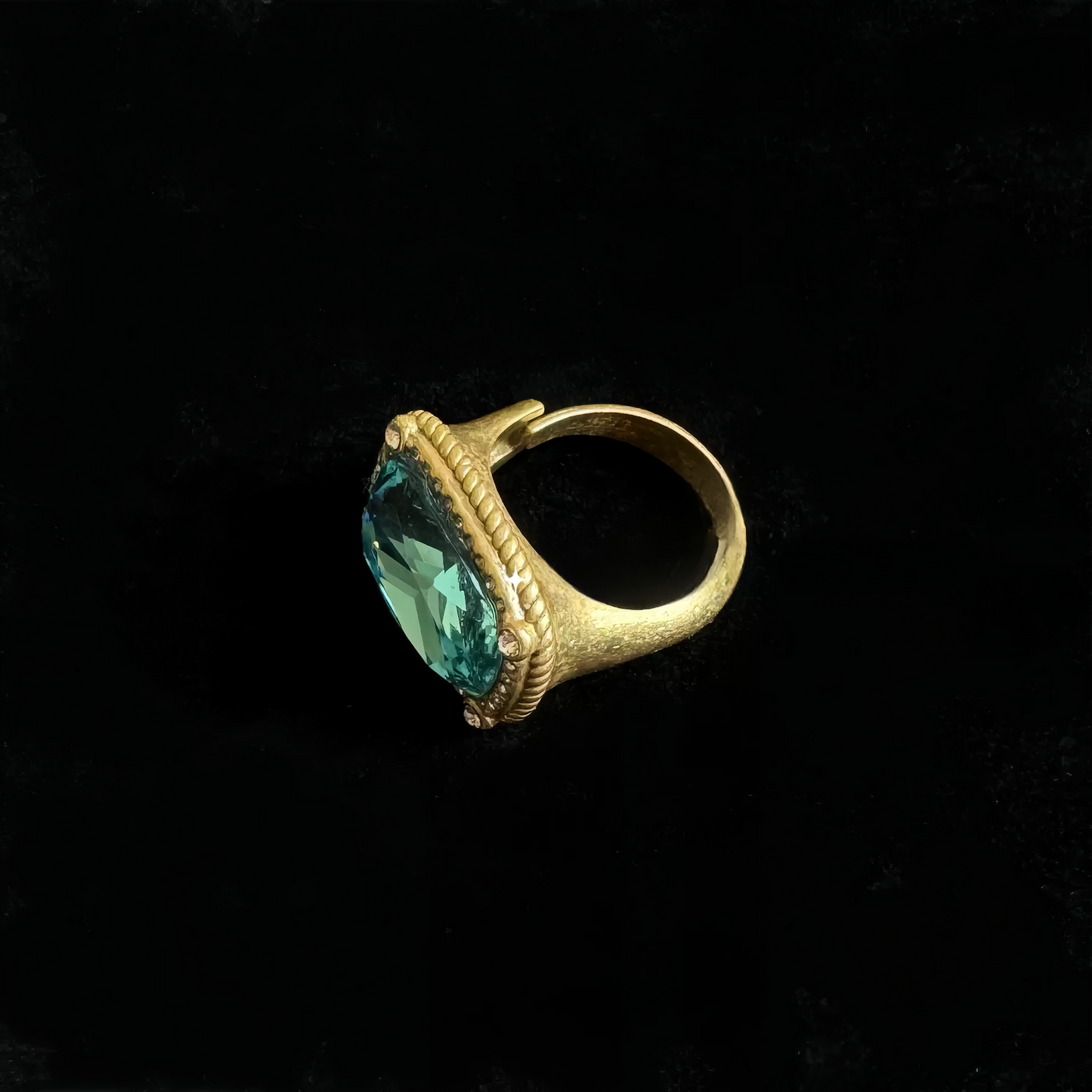 ➡️V Ring 05
