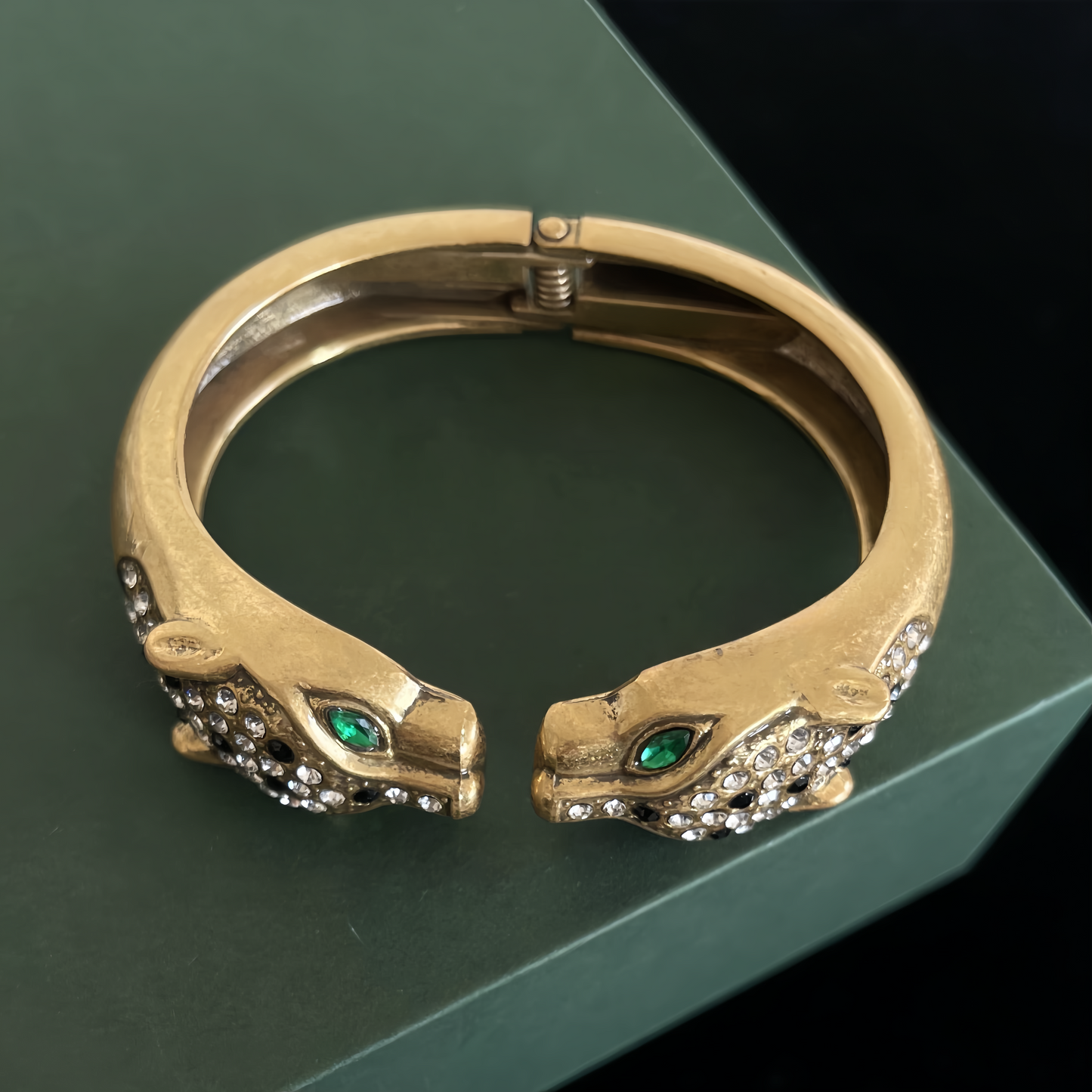 ➡️V Bracelet 01