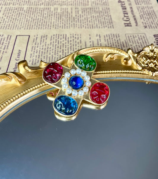 ➡️V Brooch 02