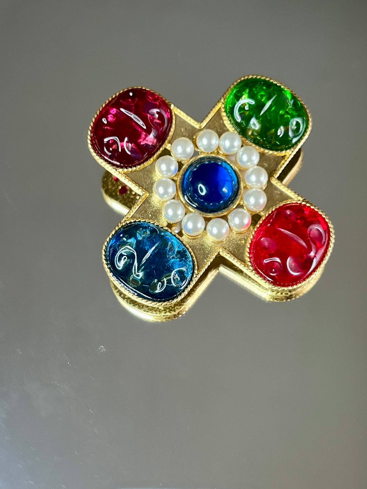 ➡️V Brooch 02