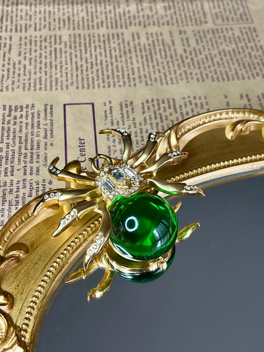 ➡️V Brooch 03