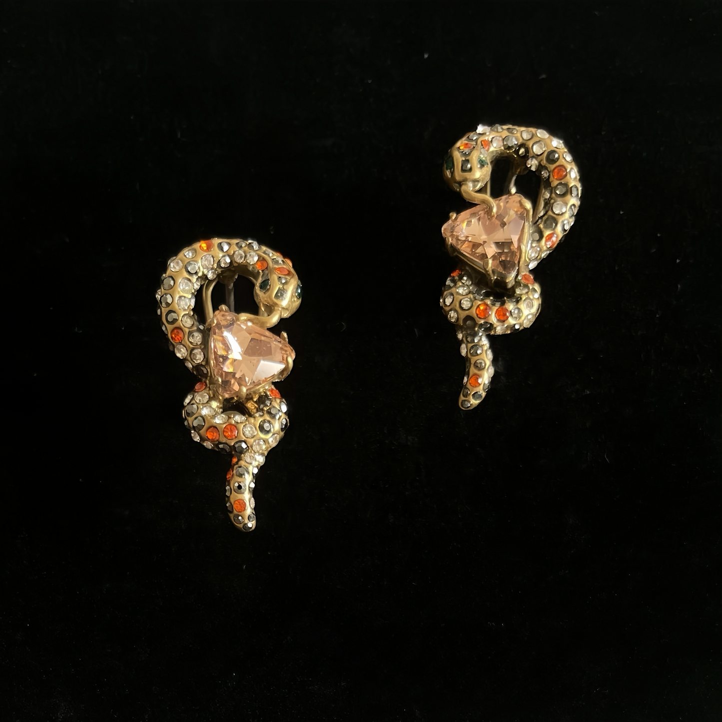 ➡️V Earring 09
